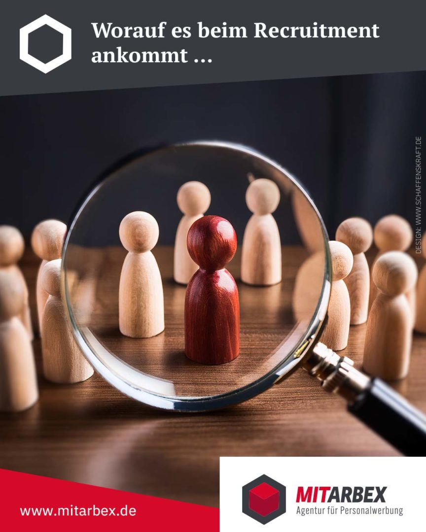 Holzfiguren unter Lupe im Recruiting-Kontext